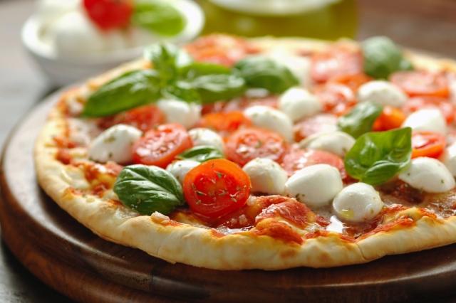 eating-out-in-italy-southern-italian-cuisine-naples-margherita-pizza-auto-europe
