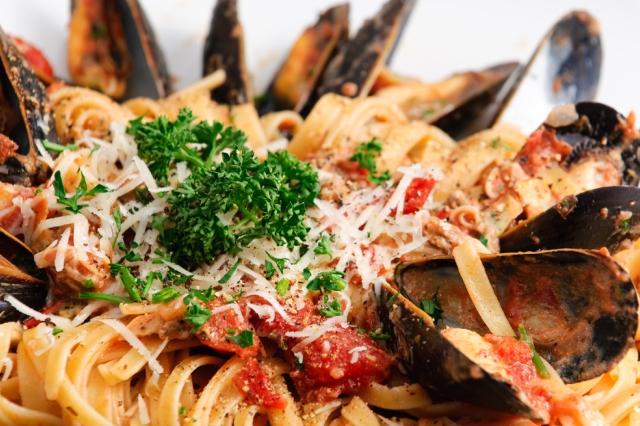 eating-out-in-italy-southern-italian-cuisine-pulgia-linguine-clams-auto-europe
