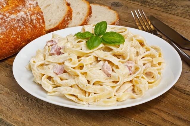 eating-out-in-italy-southern-italian-cuisine-rome-spaghetti-alla-carbonara-auto-europe