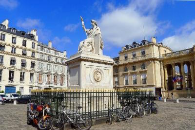 Avignon, France Attractions: Place du Palais