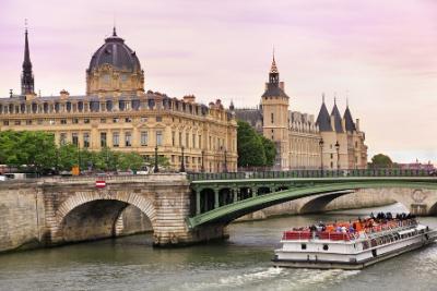 Paris France Tours: Seine Riverboat Adventure